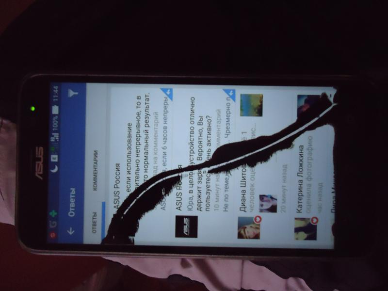На телефоне появилось черное пятно на экране. Чёрное пятно на экране телефона. Samsung черные пятна на экране. Тёмное пятно на экране смартфона. Чёрное пятно на экране телеона.