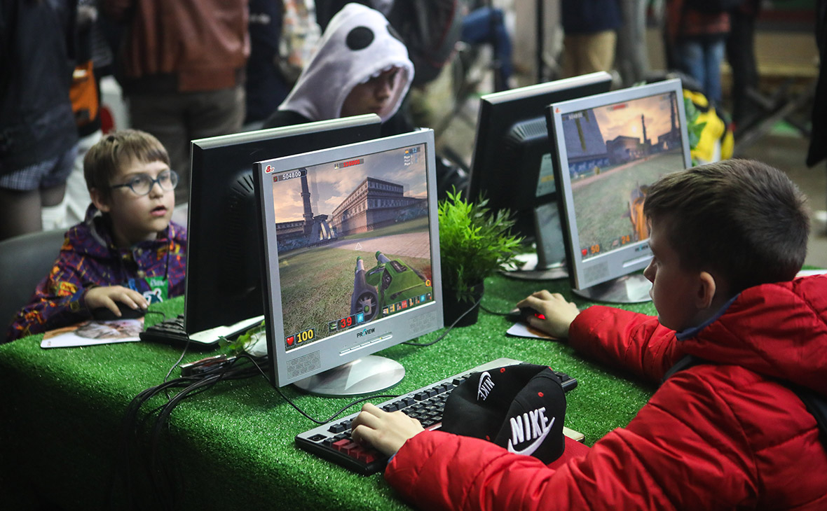 Неделя компьютерных игр. Подросток за компьютерными играми. Подросток играющий в компьютерные игры. Ребенок играющий в компьютерную игру. Школьники играющие в компьютерные игры.