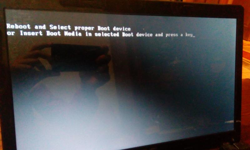 Ноутбук белый экран при включении что делать. Черный экран на ноутбуке. Поломка ноутбука черный экран. Черный экран у ноута и надпись. Черный экран на компе сломанный.