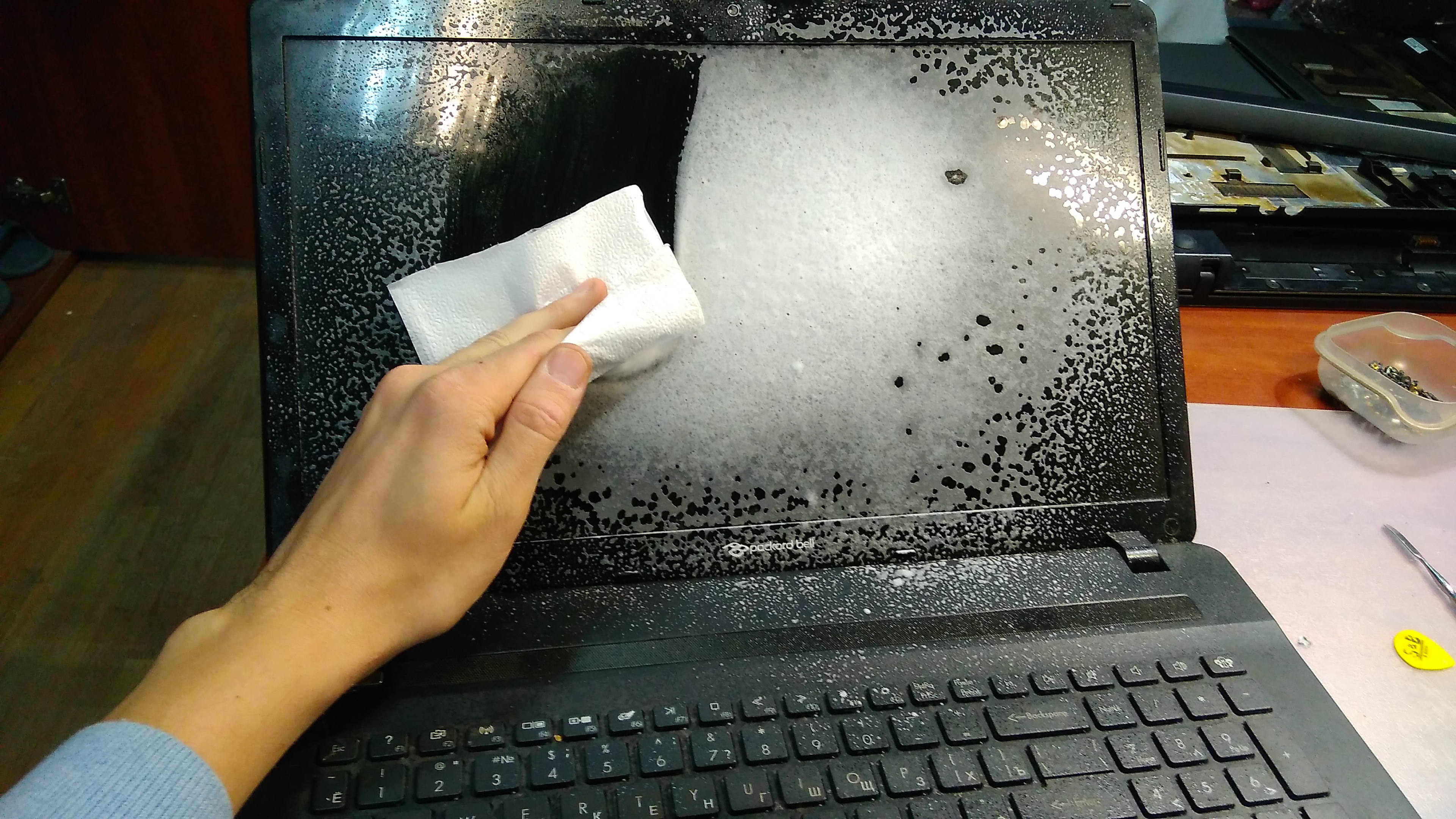 Как самостоятельно почистить ноутбук от пыли?