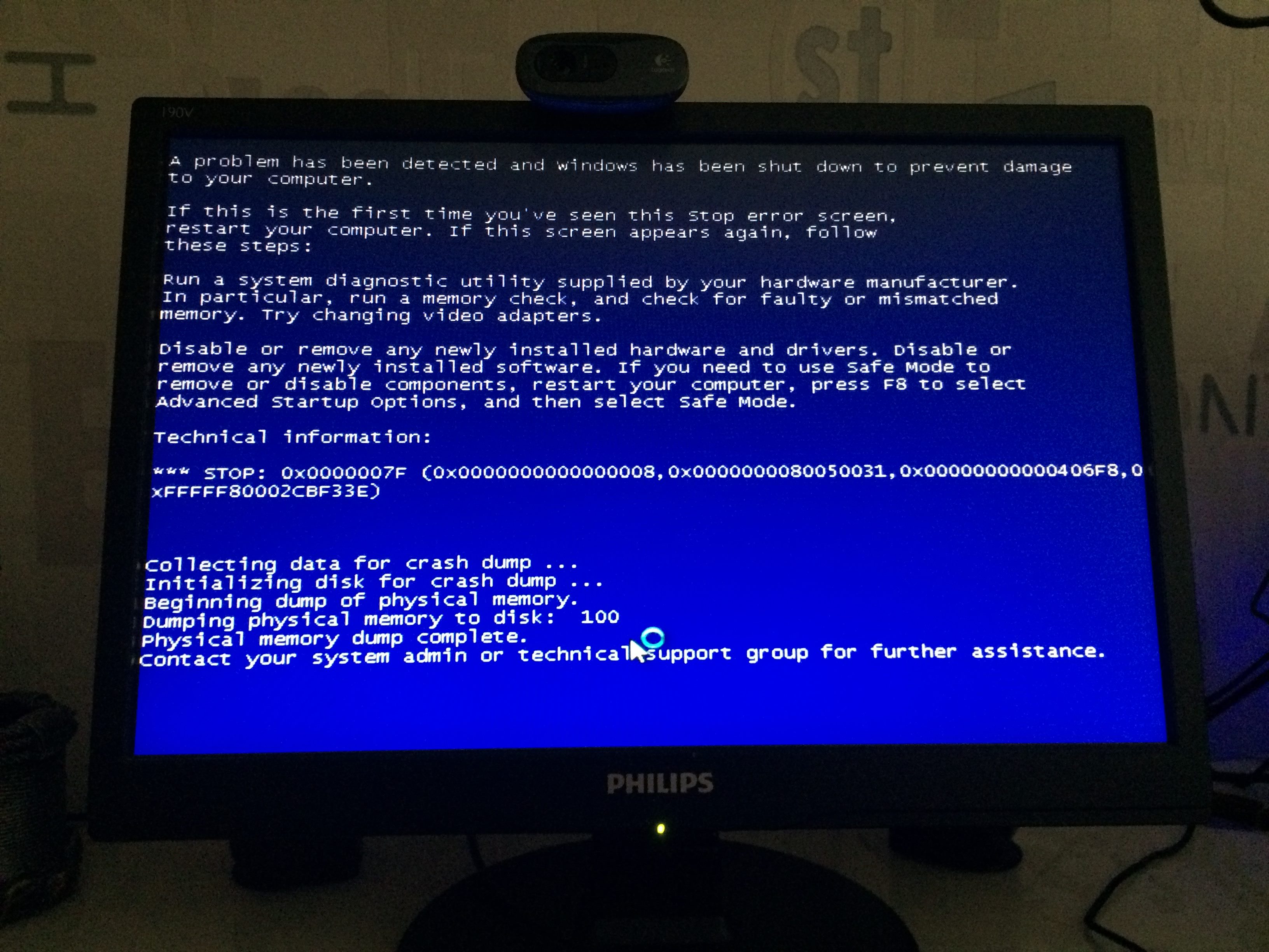 Появляется экран смерти что делать. Экран смерти Windows 7 монитор. Синий экран смерти. Ошибка синий экран. Синий экран на компьютере.